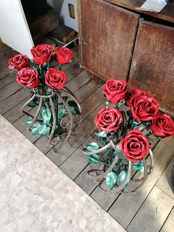 Кованая ваза с розами 004