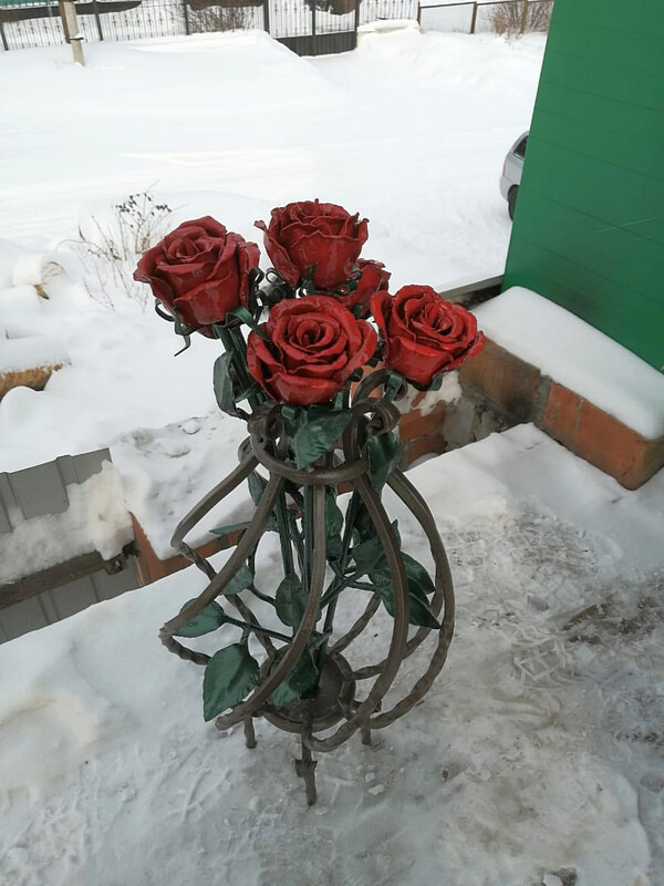 Кованая ваза с розами 005
