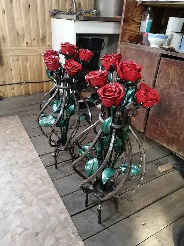 Кованая ваза с розами 006