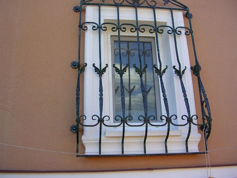 Кованая решетка на окна Фото 019