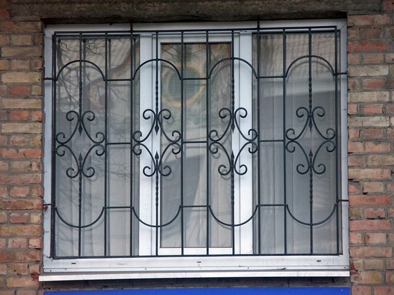 Кованая решетка на окна Фото 045